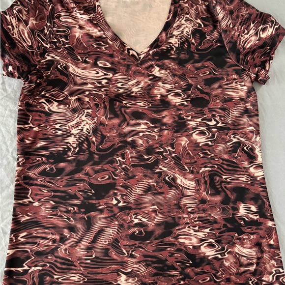 Women’s Under Armour shirt. - Picture 8 of 8